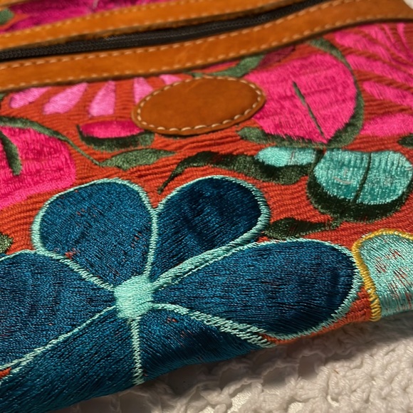 New! Vibrant embroidered leather purse - Picture 2 of 8